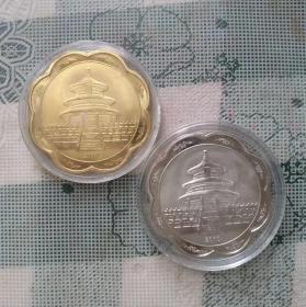 2010年直径4厘米的虎年纳福葵花形镀金银纪念章一对