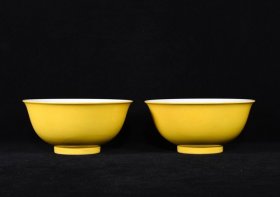 清康熙黄釉珐琅彩花卉纹碗一对，高7×15厘米