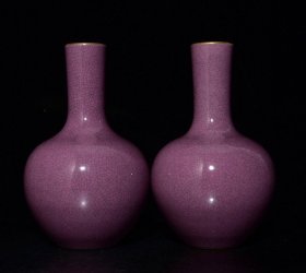 清乾隆紫釉开片描金口天球瓶一对，高24×14厘米