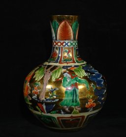 元代博陵第款张文進造五彩鎏金人物故事纹天球瓶，高31.5×23厘米