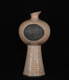 宋官窑冰裂纹刻铭文炫纹瓶，高23.5×11.5厘米