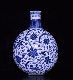 明宣德青花缠枝花卉纹扁瓶，高32.6×24厘米