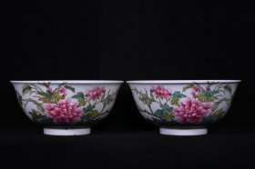 清雍正年制珐琅彩花卉蝴蝶纹翻墙花碗一对，高6.9×15厘米