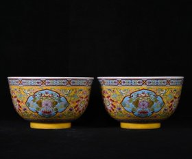 清康熙御制款珐琅彩花卉纹碗一对，高7.6×13厘米