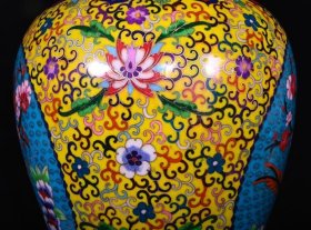 大明宣德年制掐丝珐琅彩花鸟纹梅瓶，高39×28厘米