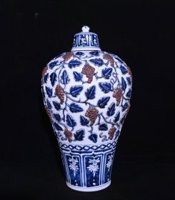 元青花釉里红捏花葡萄纹梅瓶，高46×26厘米