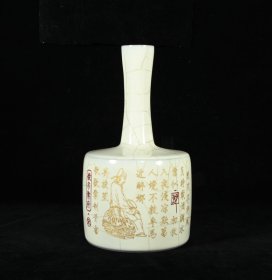 宋官窑刻字描金纸椎瓶，高26×14厘米