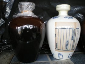 甲午年纪念版酒瓶 釉中彩 辽金梅瓶形制 孔夫子旧书网第九届书友会 上下为旧书简笔画6种 正面以线装本书影融入文字 背面集兰亭序书法文字成辞 空瓶 高16径10.5cm,
