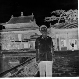 【老底片】景区里的男子（96822）