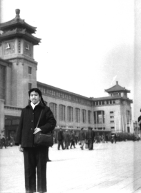 【老底片】北京站前的大辫子姑娘（67731）