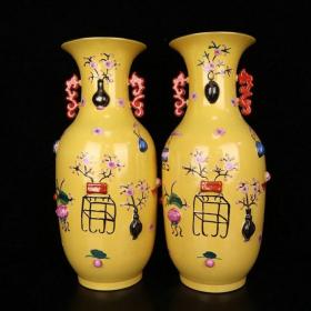 清代乾隆珐琅彩鎏金浮雕花卉纹双耳瓶