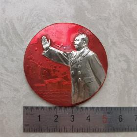 红色纪念收藏毛主席像章胸针徽章包老物件招手地图英文