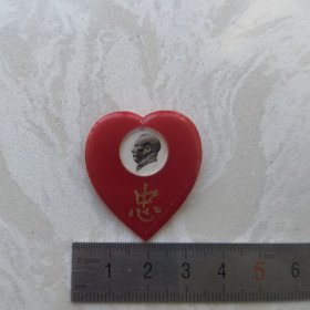 红色纪念收藏毛主席像章胸针徽章包老物件心型塑料章2