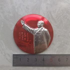 红色纪念收藏毛主席像章红军不怕远征难,万水千山只等闲招手挥手