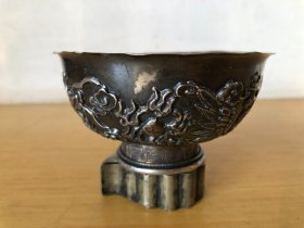 清代带款高浮雕龙凤银碗