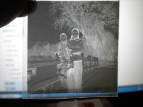 老照片----底片！！      《 木桥上的的---- 母子二人；漂亮》！
