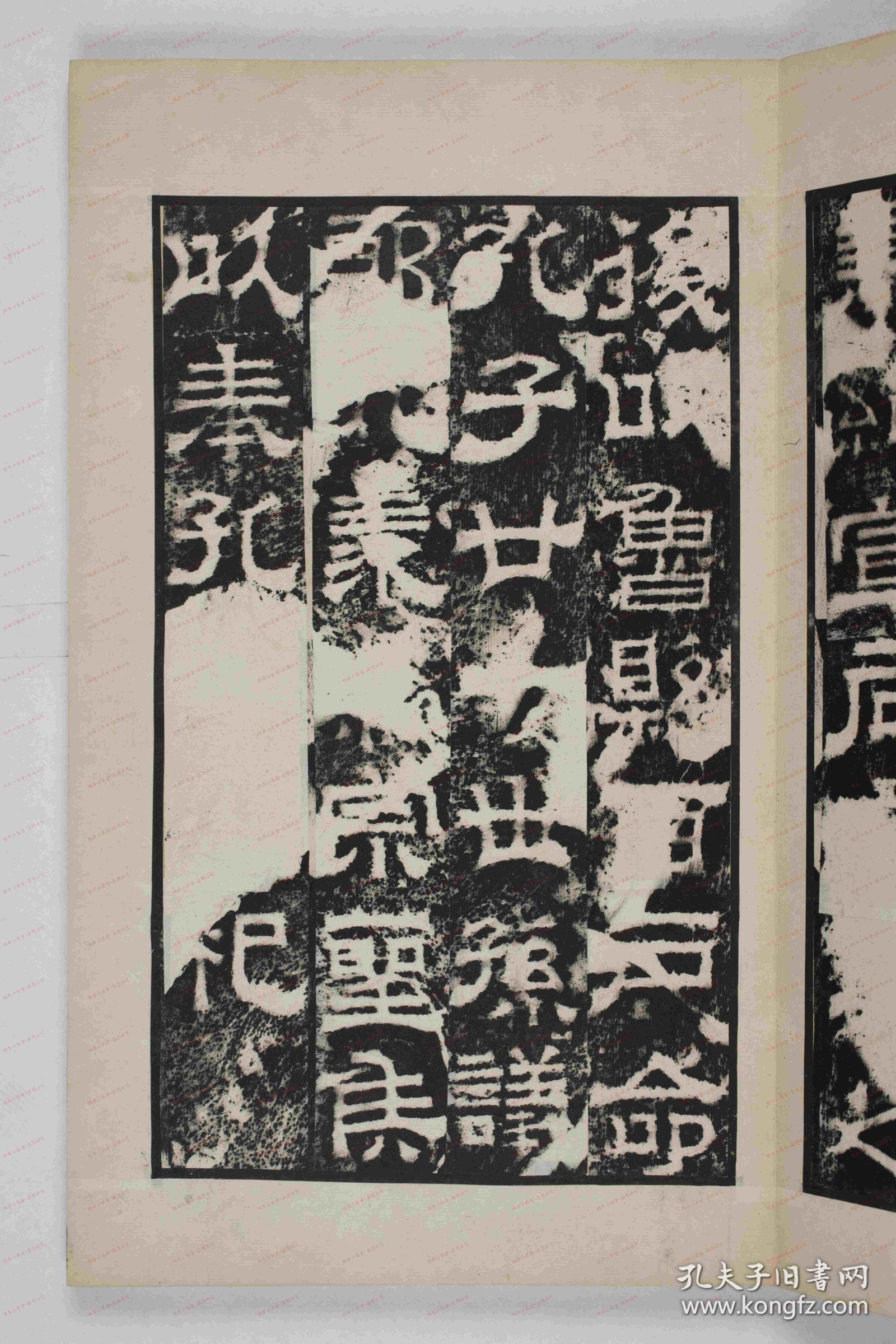 【提供资料信息服务】《鲁孔子庙碑》曹植撰, 梁鹄 魏黄初元年(220)书 本册后有题记二，一云“魏陈思王曹植词梁鹄书”，一云“宋嘉祐七年张稚圭按图谨记”。