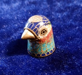 珐琅彩铜胎鸽子头造型顶针箍迷你摆件