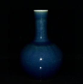 清代霁蓝釉开片天球瓶