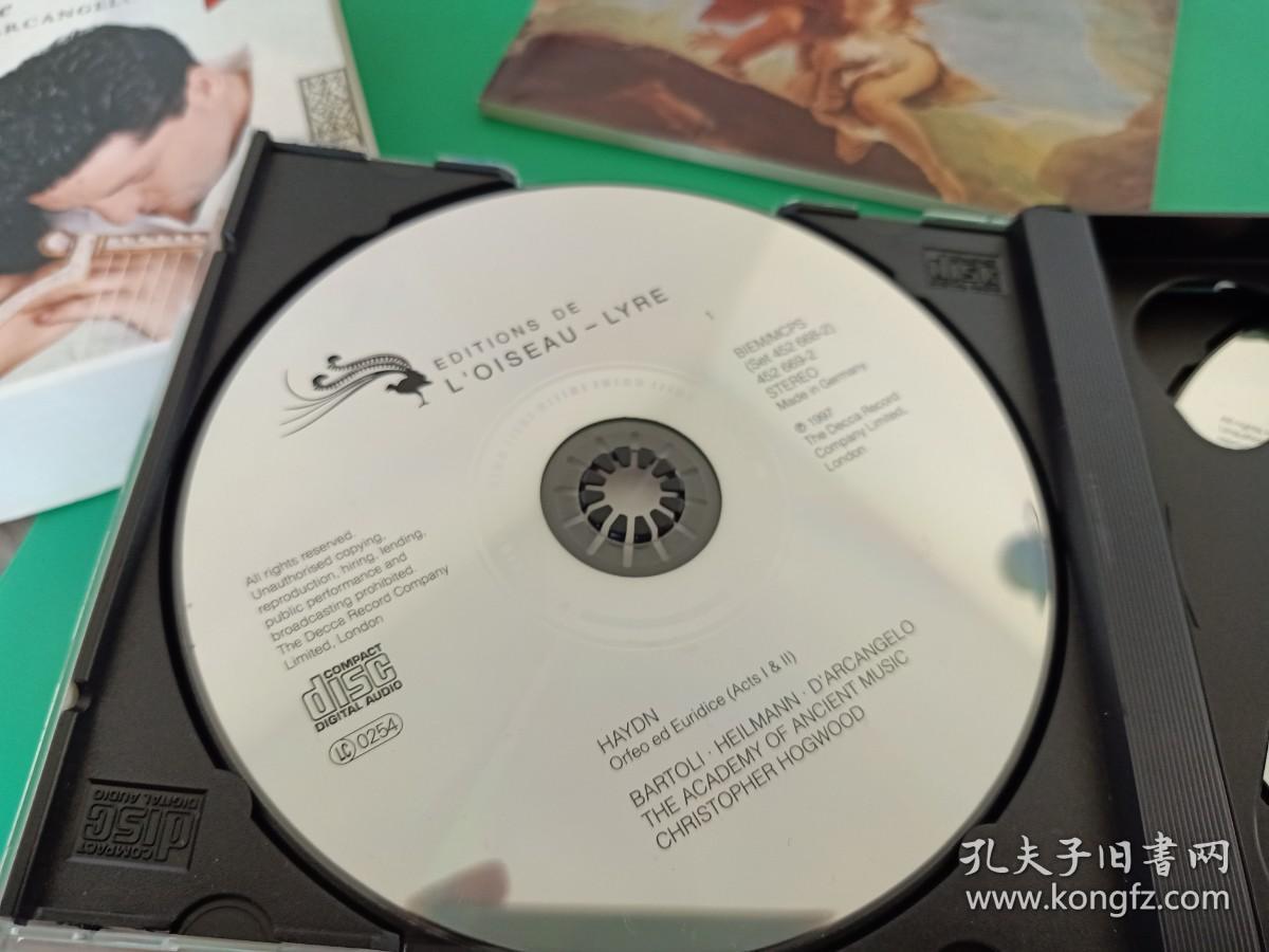 外版2CD+1书，《奥菲欧与优丽狄茜》是三幕歌剧，1762年在维也纳首演。意大利文脚本作者卡尔扎比吉编剧，故事情节取自希腊神话“奥菲欧”，由德国作曲家格鲁克谱曲。意大利花腔歌剧次女高音歌唱家切奇莉亚•巴托莉演唱，德国男高音尤•海尔曼等演唱。克里斯托弗•霍格伍德爵士在1973年创建于英国剑桥。由霍格伍德爵士亲自指挥。1997年琴鸟出品，半银圈，OH品质，2CD装。编号452 668-2.