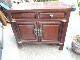 老式木柜一个，包真包老，东海畊记，柜门铜扣略有损。尺寸：84*56.5*76厘米，铜锁损坏。详见书影。