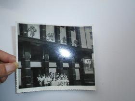 常州剧院七八十年代黑白老照片合影 带齿边 1张 包真包老。尺寸：15*13厘米。详见书影。放在右手边柜台里 2022.2.30