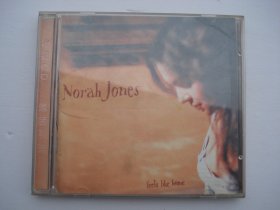 Norah Jones 回家 音乐大世界 老CD碟片1碟，只发快递，发货前都会测试。确保正常播放才发货。请放心下单。详见书影）带回家放在我房间写字台上捆扎2024.4.4上