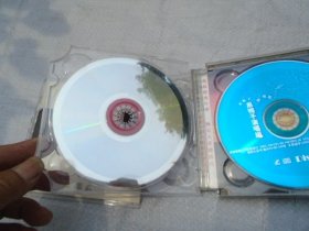 黑鸭子演唱组 我们的田野 双碟装 （老CD 2碟，塑料壳连接处一边断裂。原版正版。发货前都会测试，保证可以正常播放后发货。只发快递。详见书影）放在店里对门。2020.4.3 整理的打印机纸箱内。2025.5.28 分袋