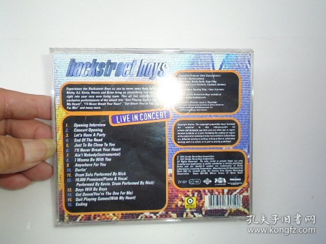 backstreet boys LIVE IN CONCERT 老CD1碟。只发快递。发货前都会测试，确保正常播放。才发货，请放心下单）带回家放在我房间写字台上捆扎纸箱2024.6.24上传一起，2024.8.8上