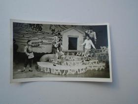 南京市杂技团，话剧团 七八十年代 黑白剧照老照片 1张  无齿边 包真包老。尺寸：11.7*7厘米。详见书影。放在右手边柜台里 2022.2.30