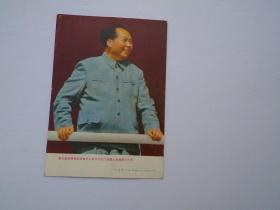 我们最最敬爱的领袖毛主席在天安门城楼上检阅游行大军 人民美术出版社出版，老毛主席像 一枚（包真包老。尺寸：9*6.5厘米。详见书影）。放在电脑后柜台里。2022.3.6下午