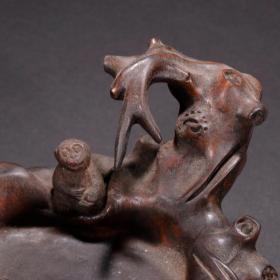 旧藏·紫檀木树纹灵猴笔舔