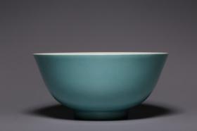 “大清雍正年制”款天蓝釉碗
高7厘米，直径14厘米，重216克
