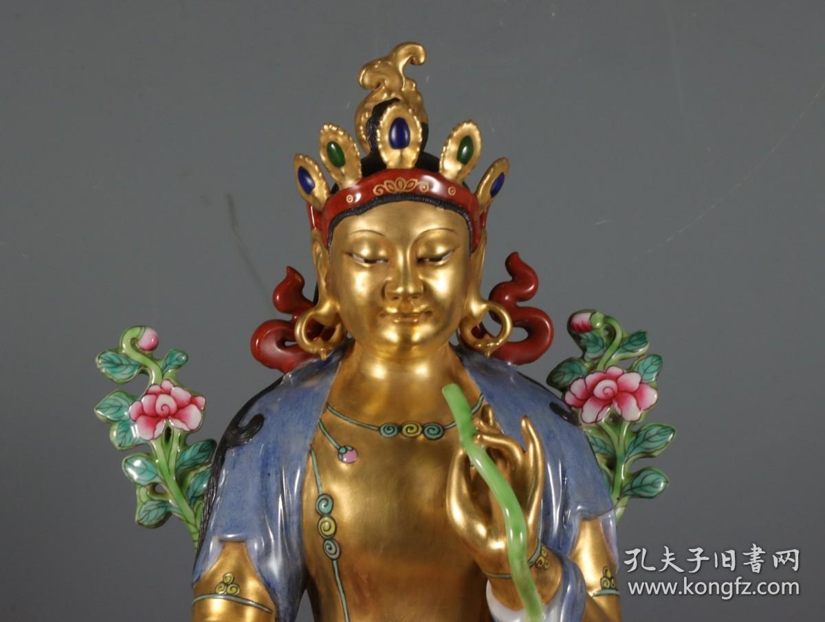 大清乾隆年制款 雕塑瓷加彩莲花底座佛像三尊。