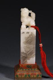 清：寿山白芙蓉石龙纹印玺
尺寸3.2x3.2x12cm重245g