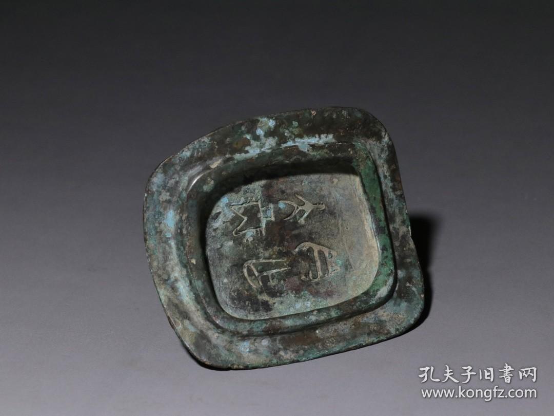 海外回流.精品.旧藏.精美纹饰铜器豕尊摆件
尺寸:高18厘米，长33厘米，宽15厘米，重2930克