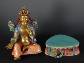 大清乾隆年制款 雕塑瓷加彩莲花底座佛像三尊。