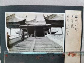 F 原版民国 黑白老照片：1941年3月（昭和16年）扬州《日军军官在五亭桥》一张！尺寸：11厘米×7.8厘米。