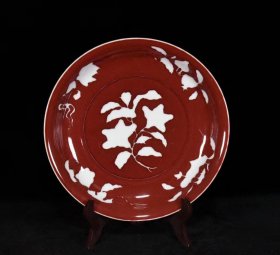 明代宣德霁红留白雕刻花卉盘