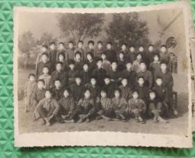 运河小学七一届小学师生合影/1971年