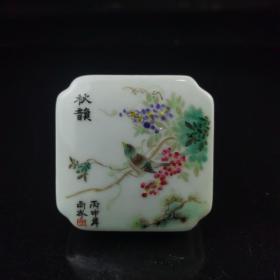 粉彩花鸟粉盒。规格4*7。