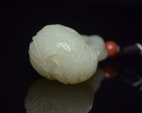 和田玉白菜
规格: 6.9×4.1×3.0厘米，重 103克。