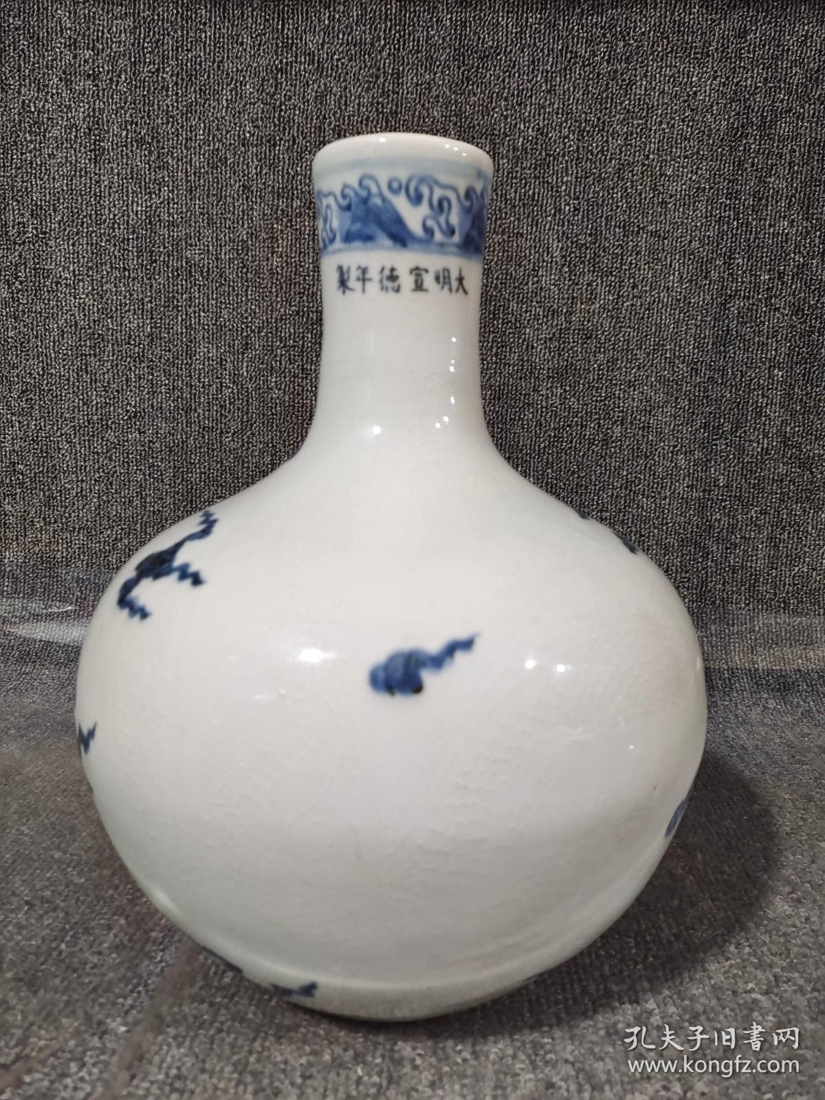 青花天球瓶
口径19cm
高度27cm