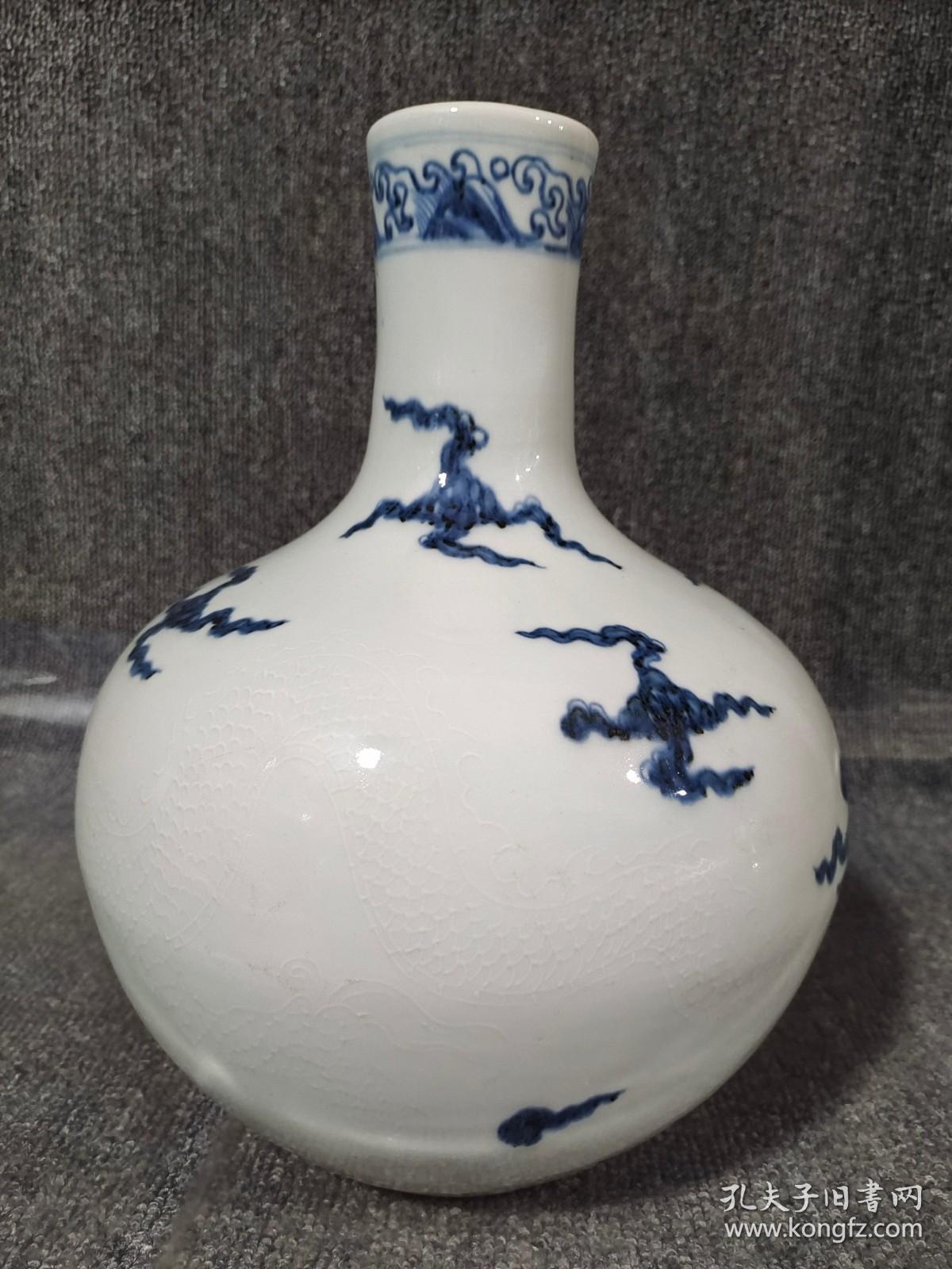 青花天球瓶
口径19cm
高度27cm