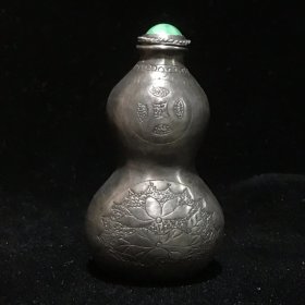 旧藏：纯银雕刻莲花鱼鼻烟壶， 做工好，细节刻画到位1
尺寸：宽3.3厘米，高6厘米，重17.6克