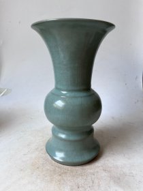 龙泉官窑花觚瓶
口径13.6cm
高度23cm