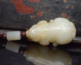 和田玉兽     
规格: 8.9×3.6×2.0厘米，重 80克。