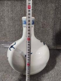 青花天球瓶
口径19cm
高度27cm