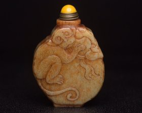 和田玉鼻烟壶     
规格:6.7×4.7×2.0厘米   重 116克