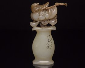 和田玉花瓶  
规格: 76×3.3×1.3厘米，重 51克。